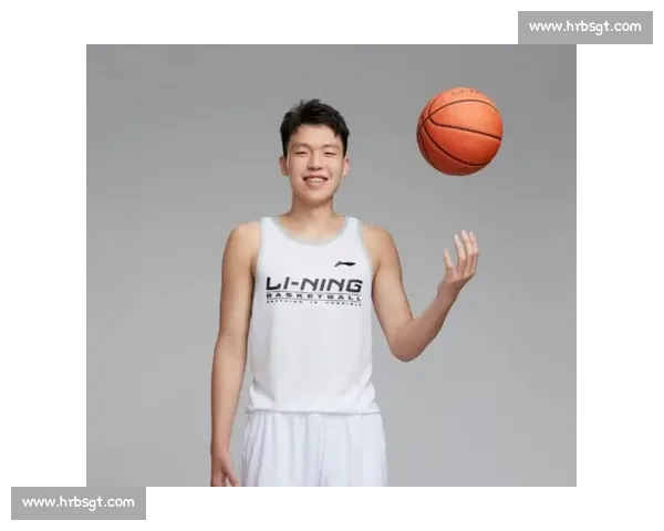 杨瀚森 NBA 选秀夜藏爱！袖口绣女友名 + 情侣手链实锤，青梅竹马太甜了